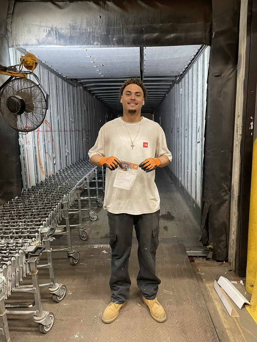 JulianGarciaHD's tweet photo. 🔥🎉 HOMER ALERT 🔥🎉

Today I’m recognizing Isaiah at the SSD for his dedication on delivering excellent customer service, he was mentioned on the VOC for his attention to customer satisfaction. I am also recognizing Javon from d38 for his dedication to taking care of our people https://t.co/o1ulfcLLFq