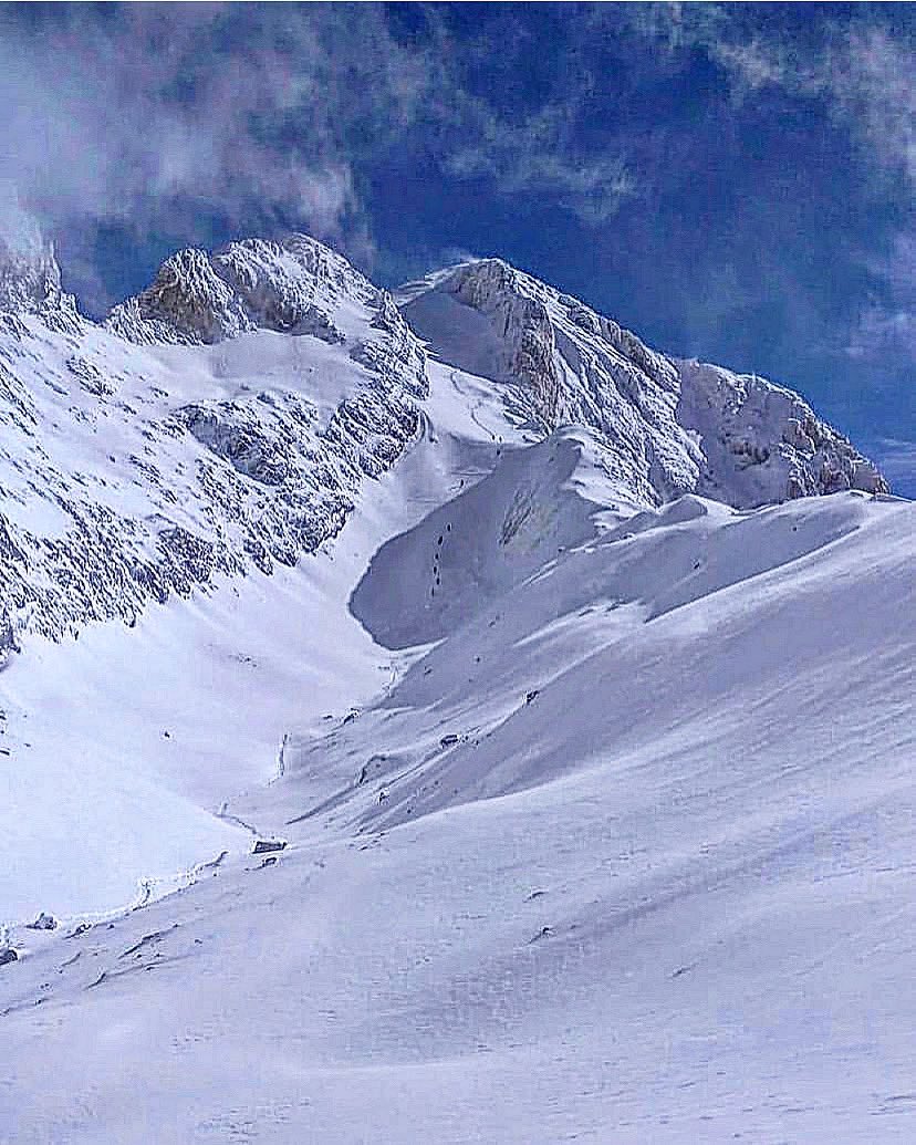 MeteoPirineos (@meteopirineos) on Twitter photo Pues así tenemos de nevado actualmente el Monte Perdido! Y aún va a nevar más los próximos días ❄️❄️
Fuente info de los amigos de <a href="/refugiodegoriz/">REFUGIO DE GORIZ</a> Pues así tenemos de nevado actualmente el Monte Perdido! Y aún va a nevar más los próximos días ❄️❄️
Fuente info de los amigos de <a href="/refugiodegoriz/">REFUGIO DE GORIZ</a>