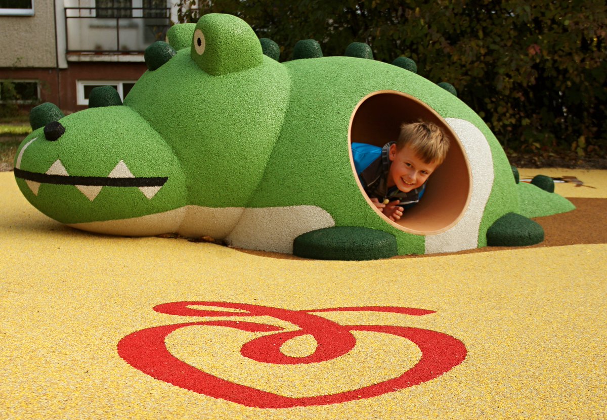 Děti na Derfanské ulici v <a href="/UHradiste/">Uherské Hradiště</a> už mají  dispozici nově vybavené moderní hřiště:  1url.cz/9uF63