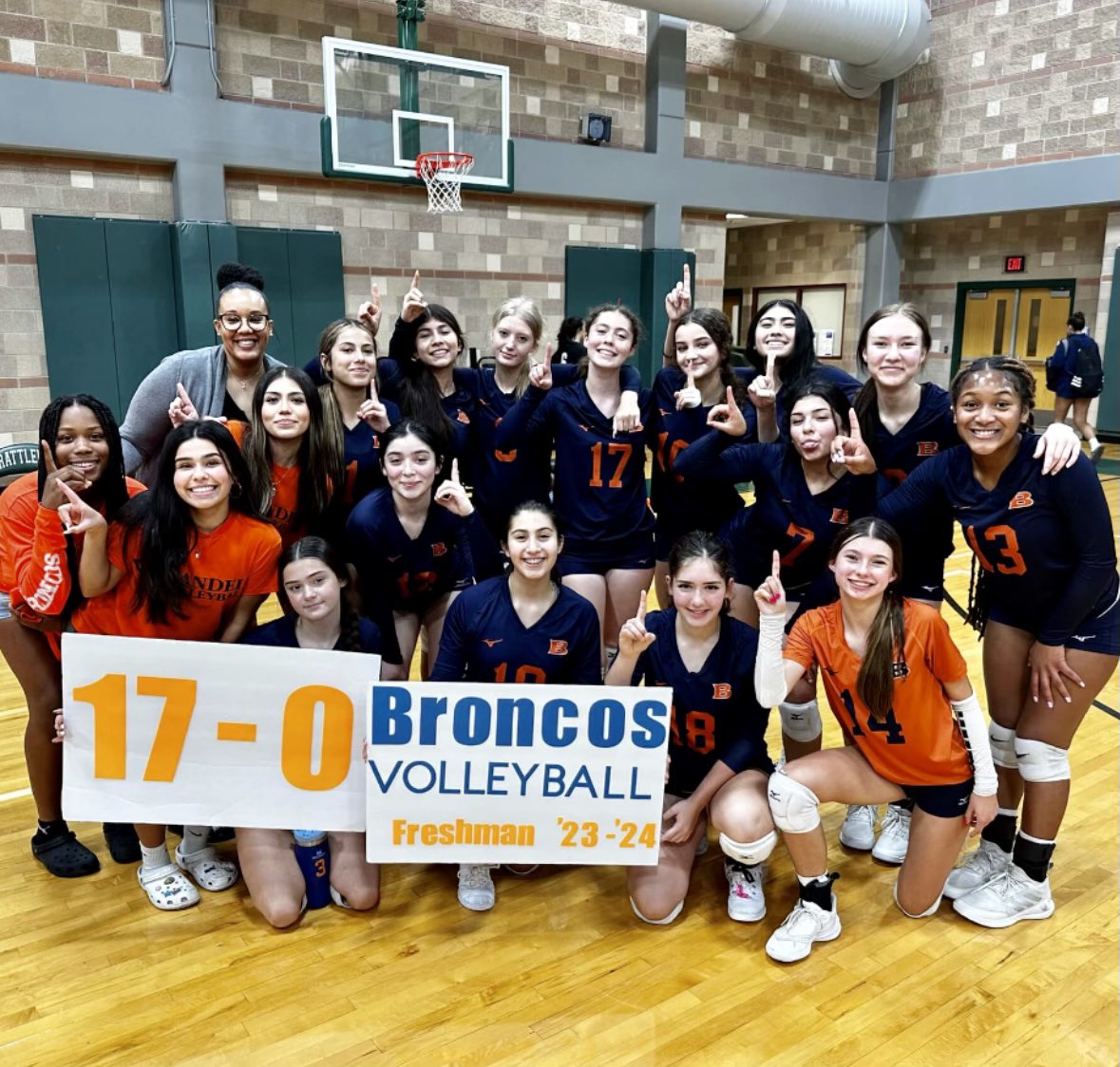 BrandeisVB08's tweet photo. We 👀 you FRESHMAN TEAM! 17-0 In district, Congratulations!
#champs #undefeated #TEAMFIRST 
@geriberger08 @CBruce_Sr @BroncosBrandeis https://t.co/DhtDWpFeKS