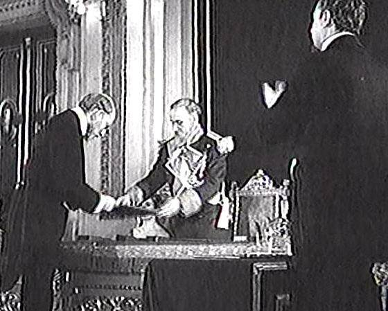 gozARTE's tweet photo. TAL DÍA COMO HOY... En 1906 le fue concedido al aragonés Santiago Ramón y Cajal el premio Nobel de Medicina, que recibiría unos meses después de manos del rey de Suecia. El premio fue por sus descubrimientos, que supusieron el verdadero nacimiento de la Neurología. Han pasado 117 años y sigue siendo una referencia a nivel mundial, siendo reconocido unánimemente como uno de los científicos más relevantes de la historia, al nivel de Newton, Darwin o Einstein.

Os dejo una recreación del momento de la entrega.