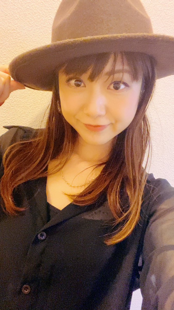 Barbie_japan's tweet photo. 今日は1人リハ!!11/29(日)配信チケットも販売しております✨
踊ります、歌います、コントします笑
衣装で踊ってみたけど、帽子が邪魔になりそうだ。。。さて、どうしよう。
【10/29配信チケット販売URL】
https://t.co/PYib5l493U
#Welcomebackwb @watanaberen2013 https://t.co/ptaCsVfWV9