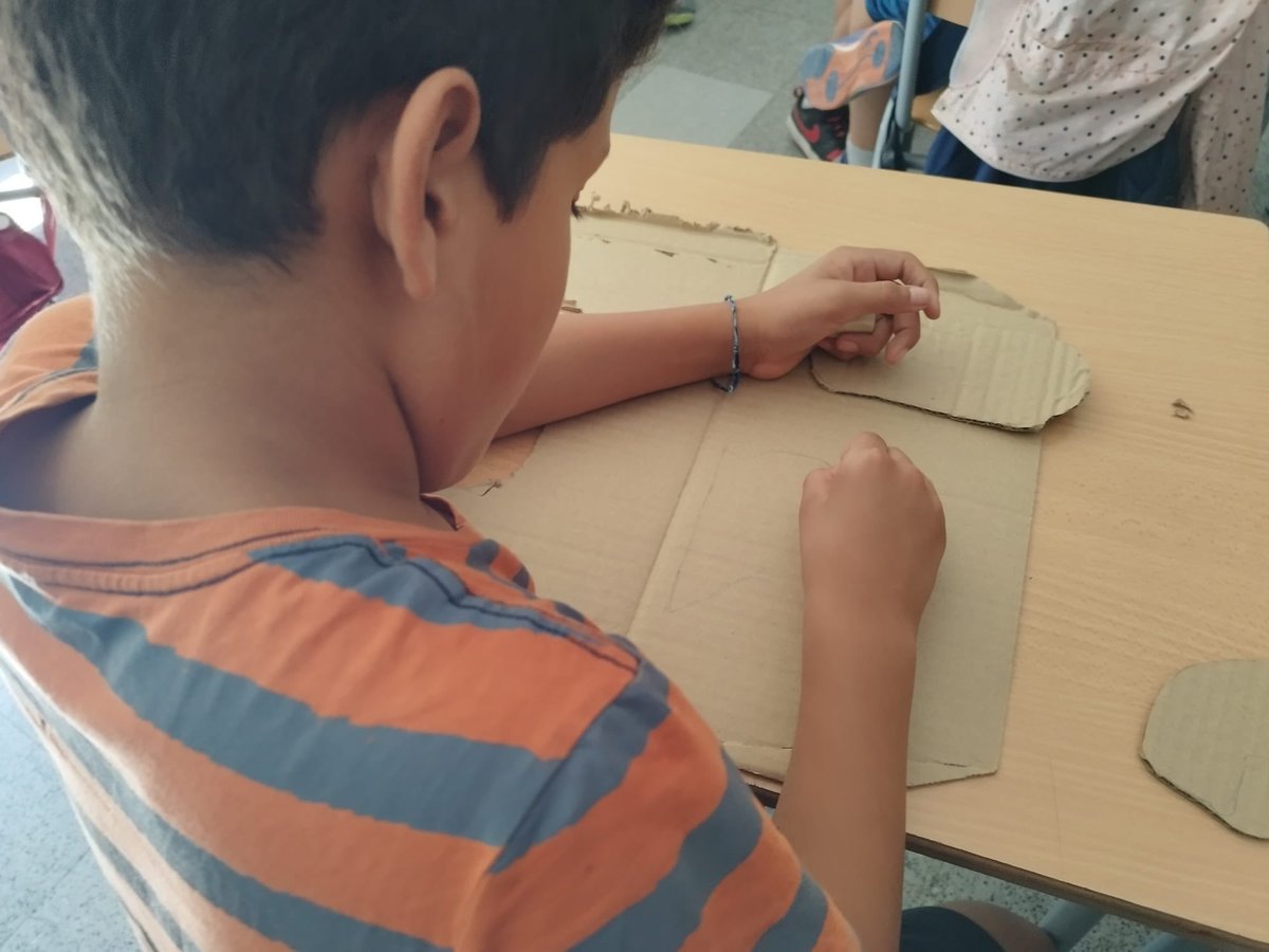 IERAlberti's tweet photo. Els alumnes de 5è continuen, per segon any consecutiu, treballant el Projecte Tecla. En aquesta ocasió han fet un braç articulat per entendre el funcionamient dels musculs en moure el braç. #comunitatdegrans #tecla #metodologiamaker #aparelllocomotor https://t.co/m9CSyyTfdl