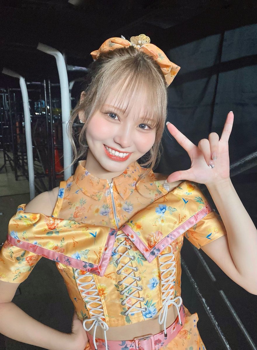 オレンジ衣装 に ポニーテール !! 🧡