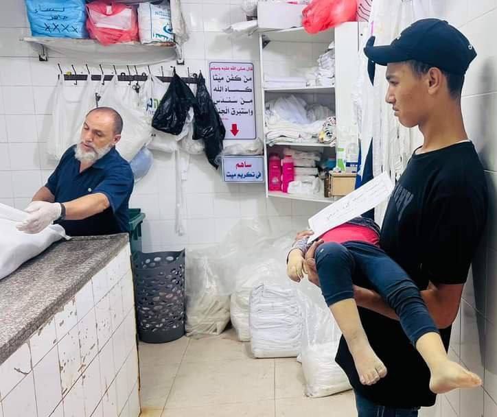 Kucağında kardeşinin cansız bedeniyle, kefenlenmesi için sıra bekleyen bir başka çocuk… Onlar bu çağın bedelini ödedi kurtuldu, hesabını bizler vereceğiz.