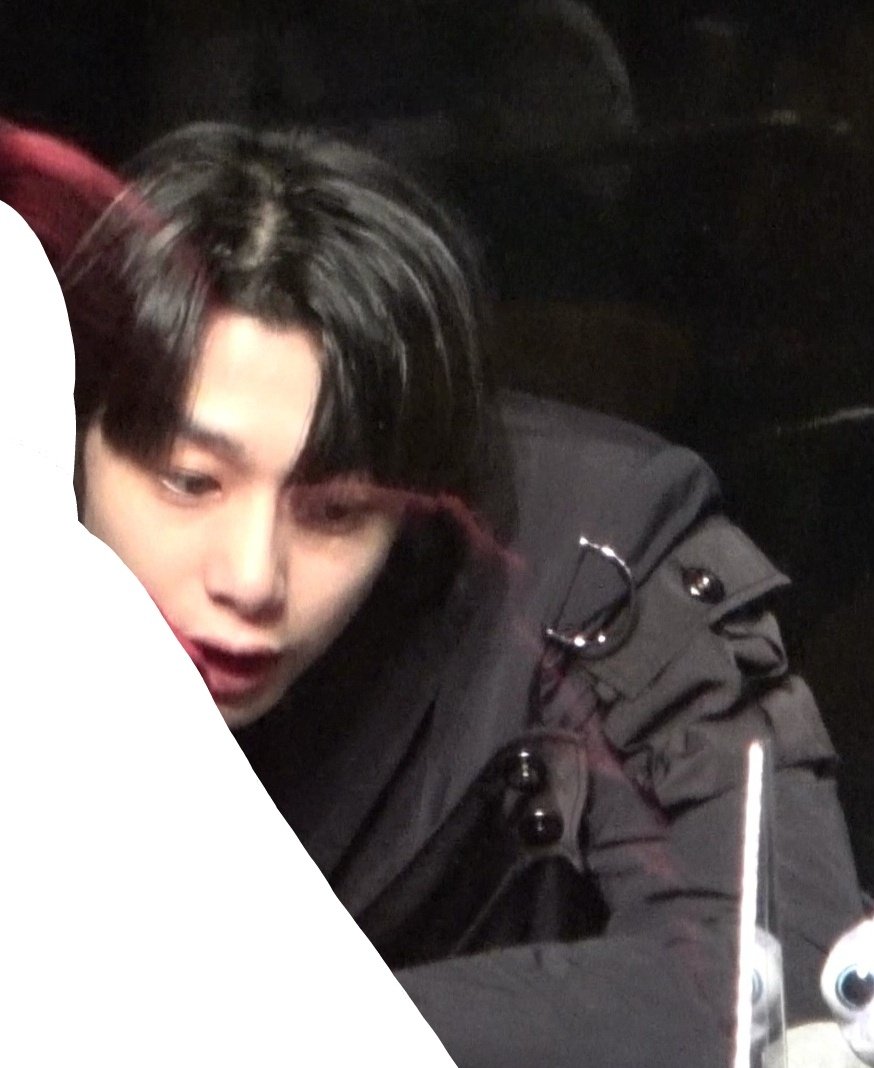 feeltheEmove's tweet image. 거북이처럼 한껏 낮춰서 얘기하다가 슬금슬금 일어나더니 걍 아크릴 들어버림