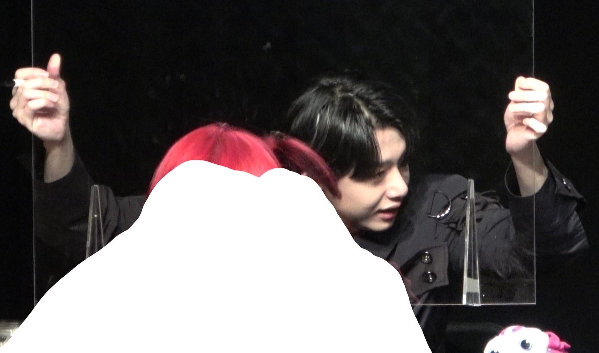 feeltheEmove's tweet image. 거북이처럼 한껏 낮춰서 얘기하다가 슬금슬금 일어나더니 걍 아크릴 들어버림