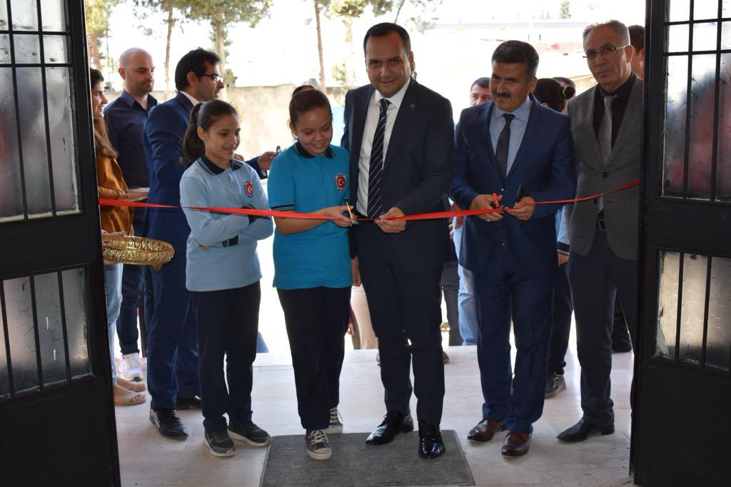 KarkamisMEM's tweet photo. Sayın Kaymakamımız Furkan ÇAKIR,İlçe Milli Eğitim Müdürümüz Halil KENDİRCİ ve ilçe protokolü Cumhuriyetimizin 100. Yılı kapsamında açılan @EtilerO öğrencilerimizin hazırlamış olduğu resim sergisinin açılışına katılarak sergiyi gezdiler.@kemalcebervali @furkancakir_ @yasintepe https://t.co/dxeUGdguek