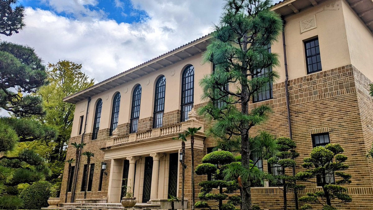 askaterrace's tweet photo. 神戸女学院
図書館

採光を目的とした大きな窓は、本を保護するために北向き。画像2枚目は書庫。とても立派な1階ロビーから階段を上がると、そこには美しくも可愛らしい空間が広がっています。

#ヴォーリズ https://t.co/4rhEnKjTBy