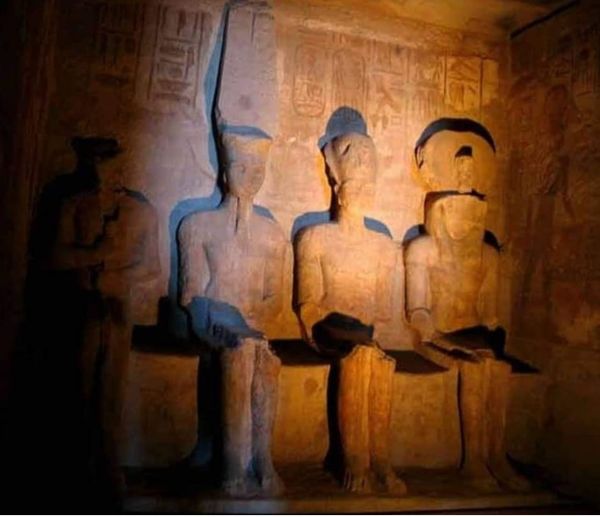 ¡Hoy el “milagro del Sol” ha vuelto a Abu Simbel!
Hoy 22 de octubre, los primeros rayos del Sol, tras despertar a los babuinos del friso del Gran Templo, han atravesado los cuatro colosos de Ramsés...