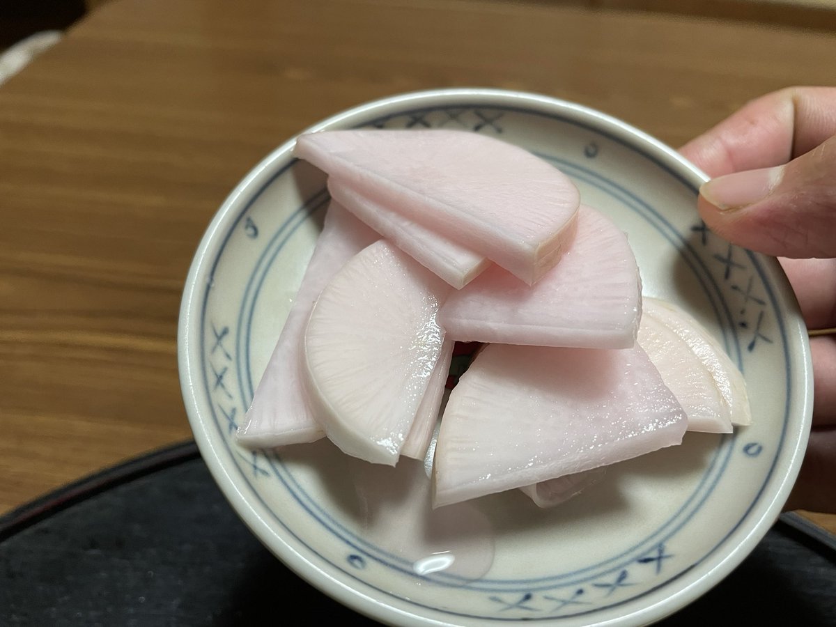 W_Student_Farm's tweet photo. 学祭に出す予定のサラダ大根「あやめっ娘」
元々の色が紫色の皮なので、甘酢漬けにするとほんのりピンクになって可愛いし美味いです👍 https://t.co/9OOAhLp8i8