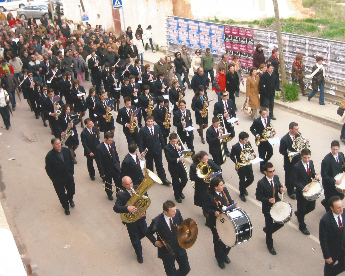 🔙 ¿Alguien se atreve con el año de esta foto? 🤪

#Catachana82 #Cultura #Madrigueras #Música #BandaSinfónica #Pasacalles #Certamen #Concierto #BandaDeMúsica #SanJorge