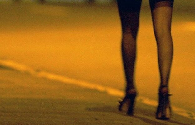 හවස හය හතට
බෝ ගහේ යටට එන
වැඩ ඇරී වැඩට යන
ගෑනු ඇති මහ ගොඩක්!