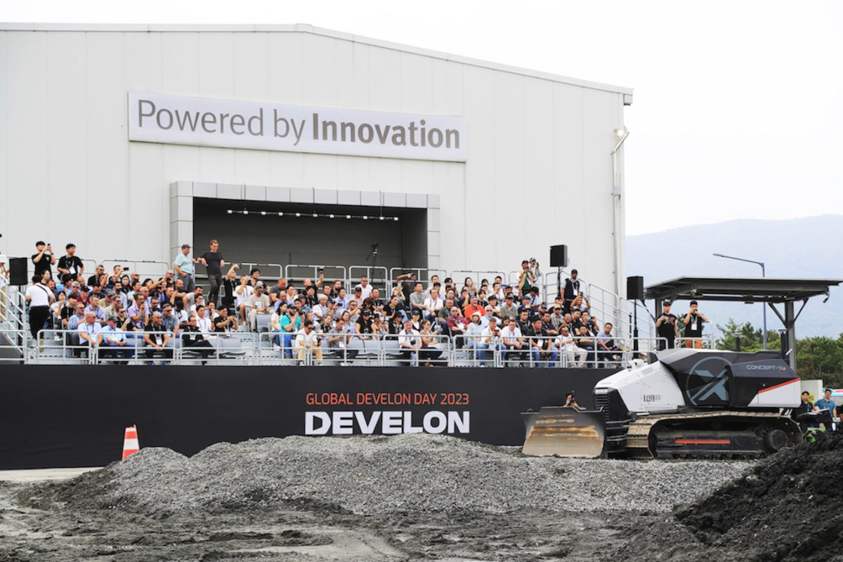 PMV_ME's tweet image. First Global Develon Day in Korea a success as Develon showcases facilities, new developments to global customers, including from Middle East 

Read here: zurl.co/78qw 
@Develon Europe @DEVELON North America  @Develon 
#develon #customerevent #constructionmachinery