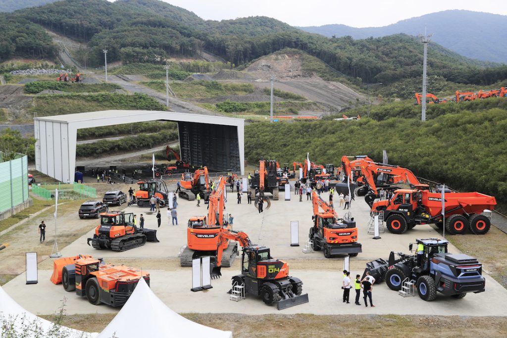 PMV_ME's tweet image. First Global Develon Day in Korea a success as Develon showcases facilities, new developments to global customers, including from Middle East 

Read here: zurl.co/78qw 
@Develon Europe @DEVELON North America  @Develon 
#develon #customerevent #constructionmachinery