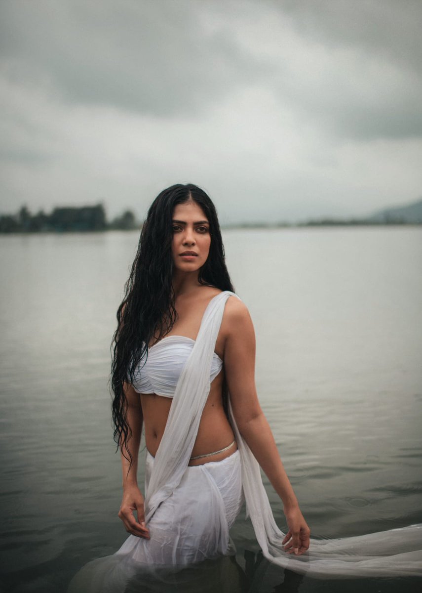 StuffWorldd's tweet photo. Slaying 🤍💃#MalavikaMohanan
https://t.co/K9IXW1PvI5