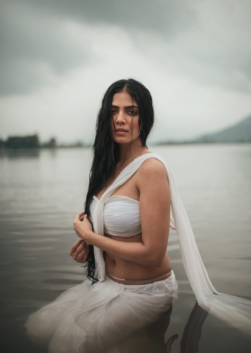 StuffWorldd's tweet photo. Slaying 🤍💃#MalavikaMohanan
https://t.co/K9IXW1PvI5
