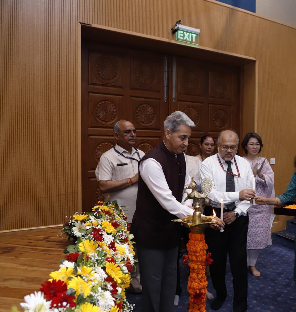 NCDCMoHFW's tweet photo. Secy Health, DGHS &amp; MoEFCC#MoTA#MoFAHD#MAFW#MoPR launched Rabies Helpline; Technical Document on Zoonotic Diseases PPR; Medically Important Snakes in India &amp; endorsed the Interministerial OH Support Statement on “NAP-SE” on 17th October, 2023 in New Delhi. https://t.co/xu6K69wCNP