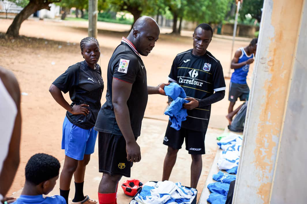 🤍l'Orgull potablava traspassa fronteres a través de #AEPratFundació

🤝 Representants de l'associació #AdsisTogo van fer entrega del nostre donatiu de material esportiu a joves infants de la població de Lomé (Togo)

⚽️ Novament el futbol ens permet ajudar en el desenvolupament