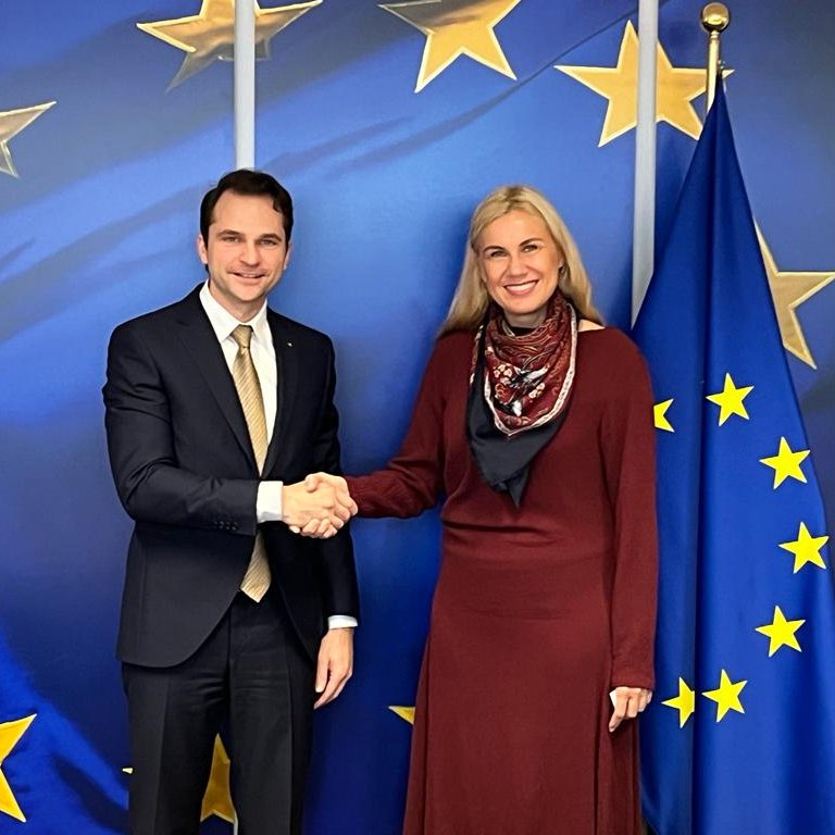 First bilateral meeting with the new Minister of Energy of #Romania🇷🇴, Sebastian Burduja. Many topics to discuss, ranging from #methane emissions, to #offshorewind power, #SMR-s & the need to update their national energy & climate plans. Thank you for a good exchange.