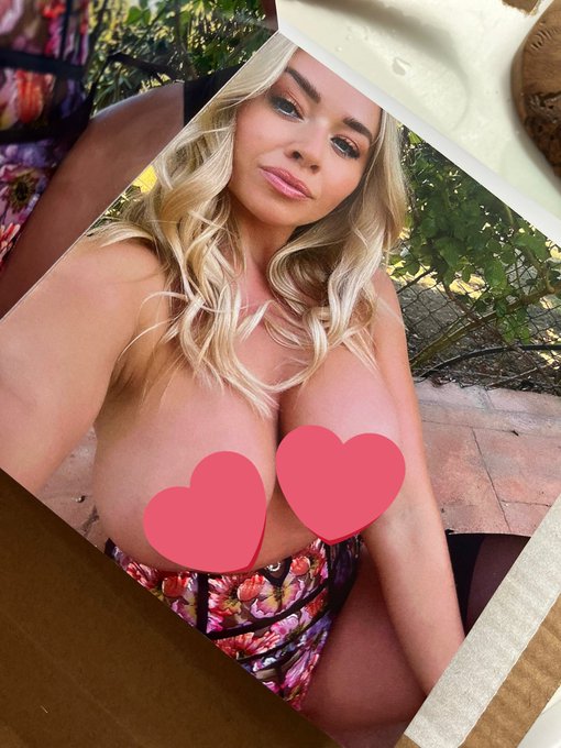New signed selfie book&hellip;taking bids 😋-sneaky preview https://t.co/FaRT1tTcQW<a href="/tag/ukcf"class="tags"><span>#ukcf</span></a>