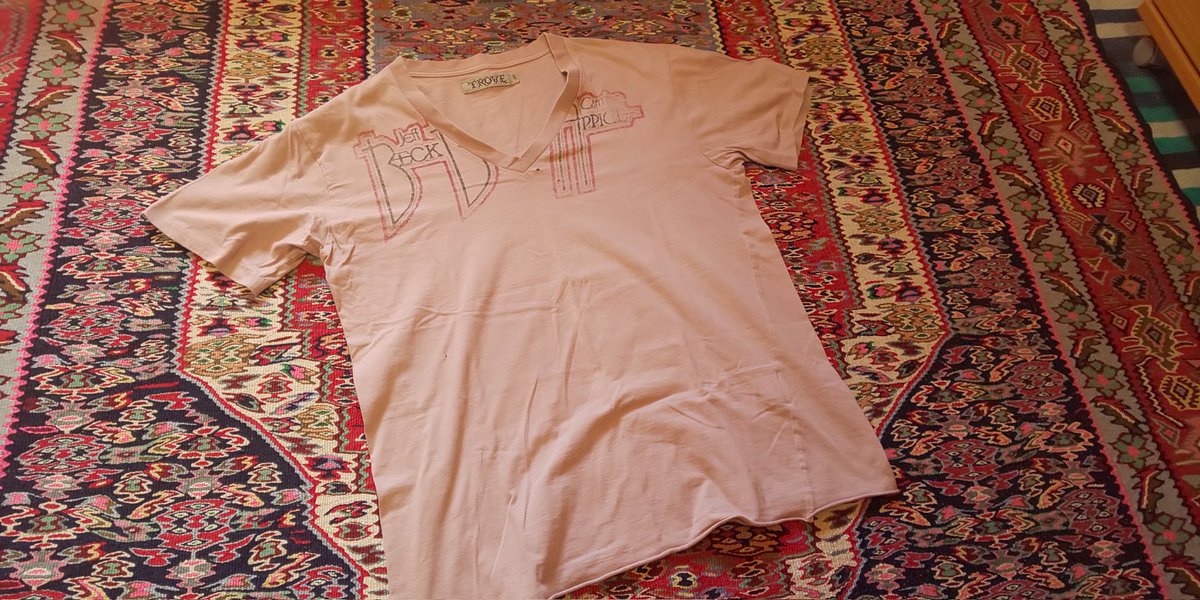 こんにちは(^_^)最近マイブームのジェフ・ベックTシャツです。これは「BB&A」です。丸首は新品でありますが、Vネックは珍しいんですよ。ヴィンテージな風合いも👍️な古着です。

#ジェフベック
#BBA
#JeffBeck
#ロックTシャツ