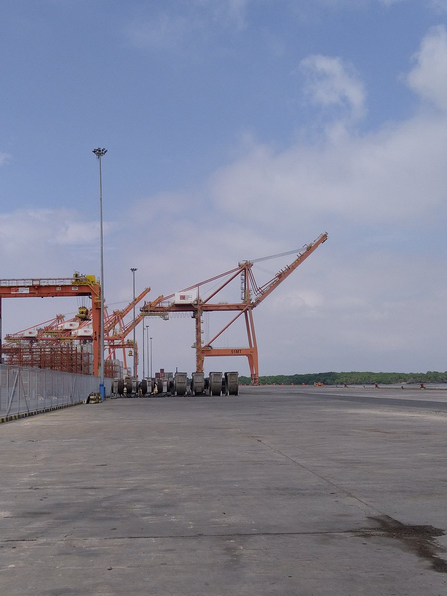 inatec_cc's tweet photo. Nos encontramos en la ciudad de #Guayaquil junto a #ABConsulting , recorriendo las instalaciones de una importante terminal del Puerto Marítimo de Guayaquil, para el desarrollo de un nuevo proyecto. https://t.co/vqFreSf82r