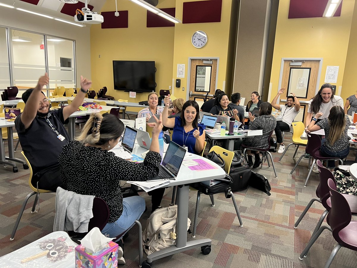 Speaking is a rehearsal for writing 📝 Day 1 of Biliteracy Reading Academies was a success! 4th-5th grade 👩🏻‍🏫👨🏽‍🏫 gather around to learn oral language development strategies along with effective vocabulary instruction. Both are fundamental for biliteracy development🗣️ #duallanguage
