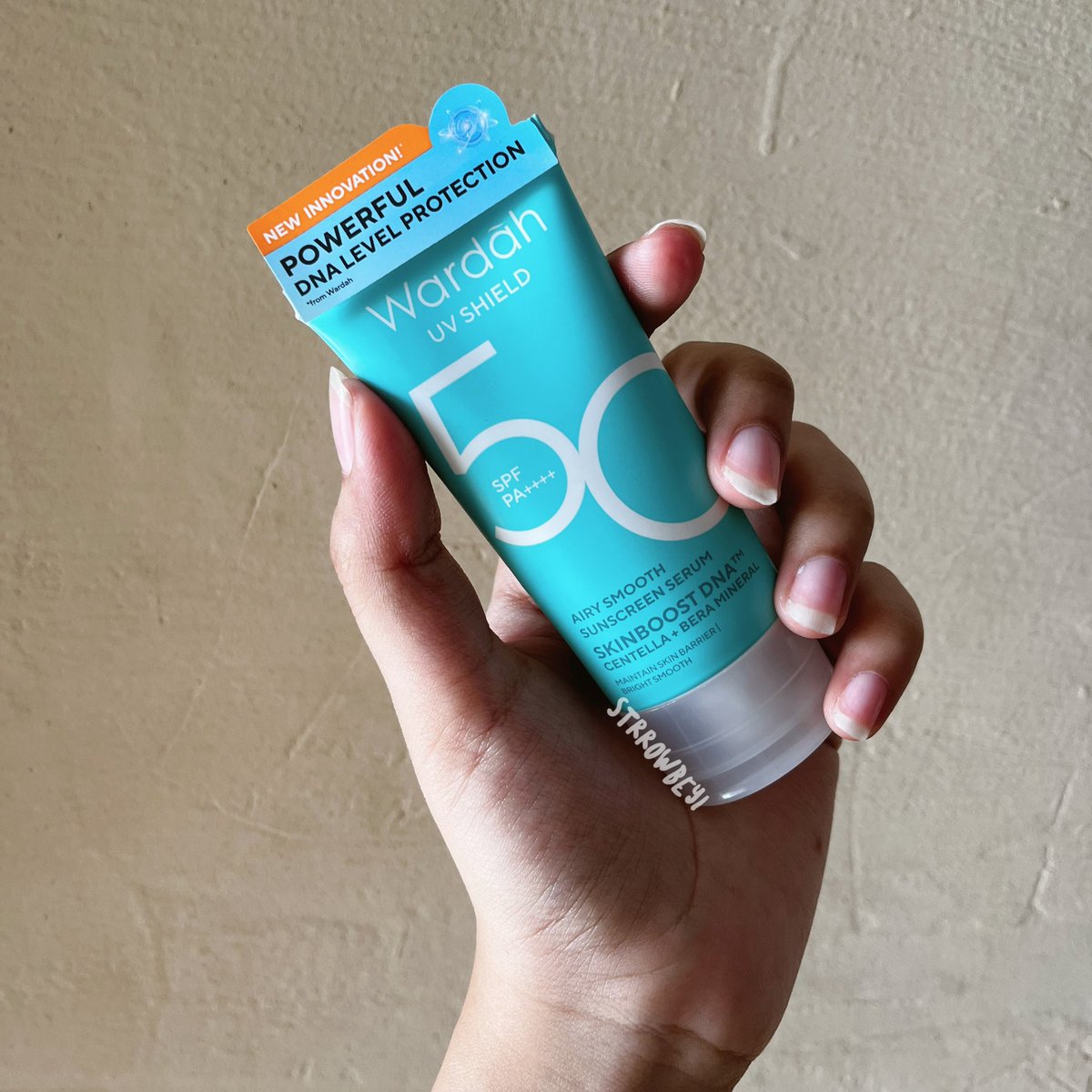 strrowbeyi's tweet photo. Kalian kerja di outdoor? gapunya waktu banyak buat skincare-an? gasuka skincare yang finishnya “becek”?
HEHEHE berarti kalian butuh ini!!😆💖
🌻Wardah UV Shield Airy Smooth Sunscreen Serum SPF 50 PA++++🌻
#ReviewByStrrowbeyi https://t.co/QJpoghdjYR