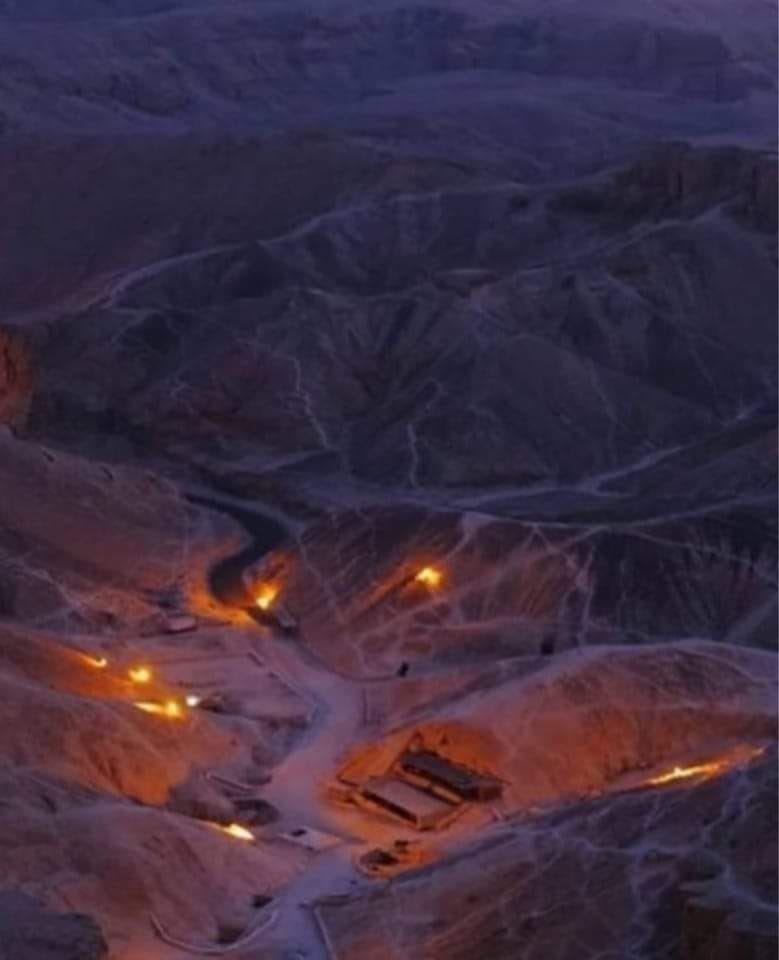 “El Valle de los Reyes... ¡Cómo hace soñar ese simple nombre! 
Amigos de la Alcazaba visitará, una vez más, el Valle de los Reyes y las tumbas de sus más famosos faraones.