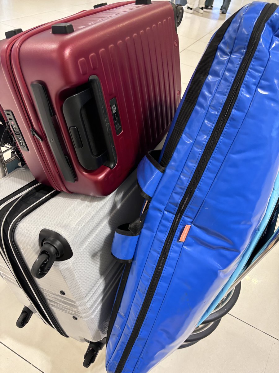 仁川空港でモノフィンバックとスーツケースをカートに乗せて歩く。
韓国の男の子たちの横を通り過ぎたら、後ろから「人魚JAPAN」って言われて、びっくり。嬉しい。

でも、ぼーっとした顔で歩いてたな〜恥ずかしい。