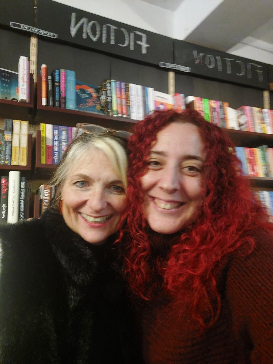 Jo, de @RedLionBooks y Elena de @Serendipias3c , dos libreras con un montón de ideas locas unidas por @RISEBookselling . We are having so much fun working together and planning things for the future!#trescantos #colchester #booksconnect