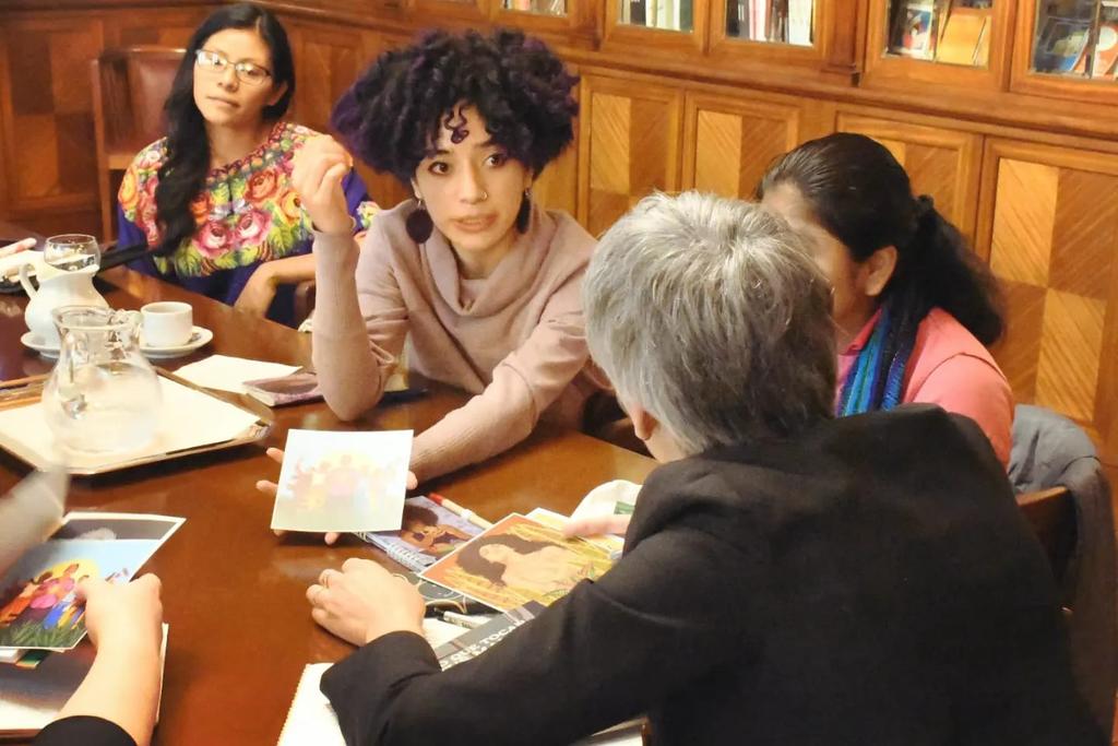 hilatxa's tweet photo. La gira #oihartzuntalka con las defensoras de #derechos Bessi Ramírez, Fernanda Betancourth y Alma Ignacio
Reunidos con #lankidetza sobre la situación de los derechos en Centroamérica🇬🇹🇭🇳🇸🇻 y la defensa de #ddhh y #ddll para transitar hacia el #buenvivir 🌈🌿
.
.
. https://t.co/gwJ0oG0XqN