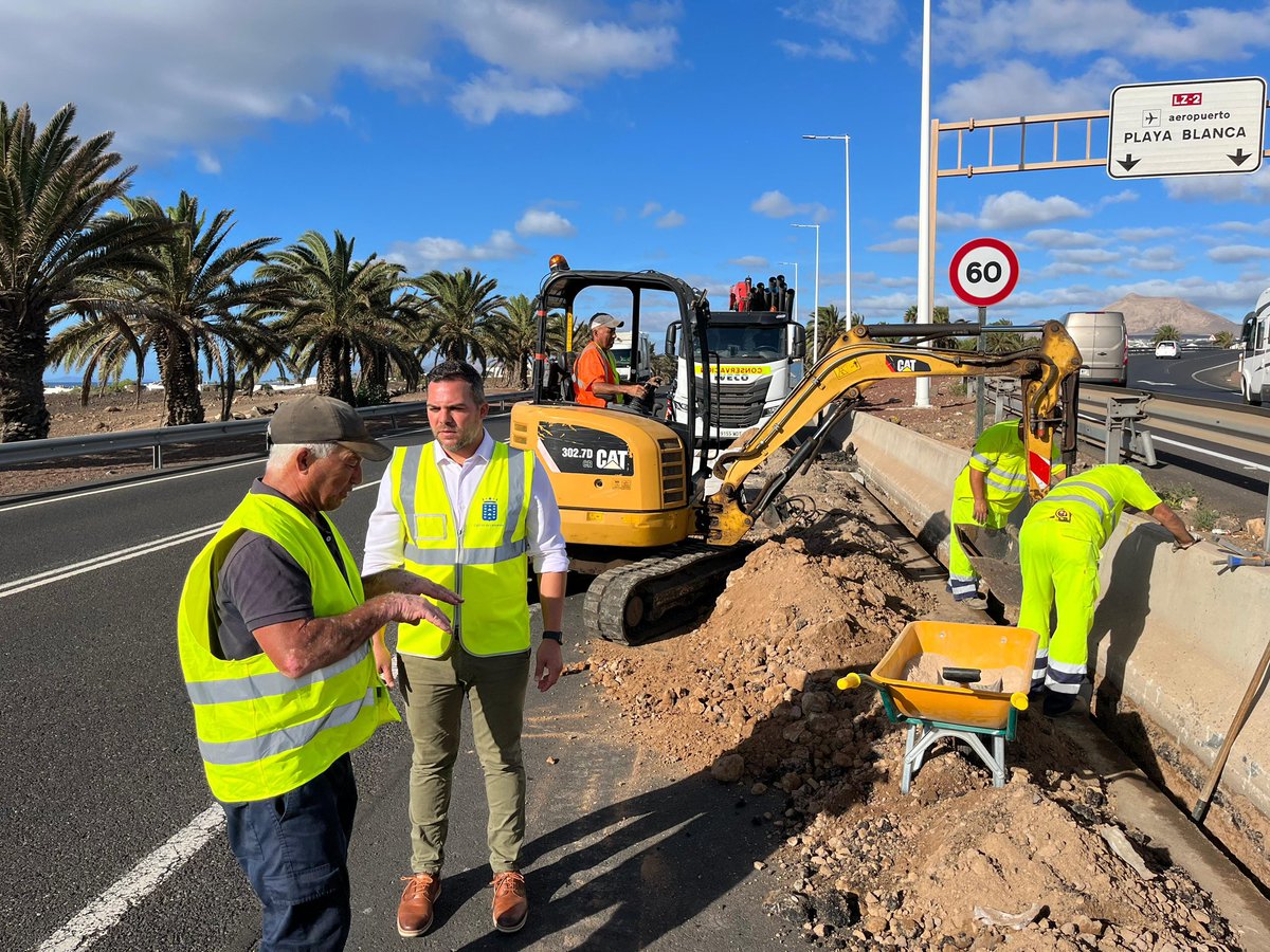 jacobo_medina's tweet photo. ✅ Comienzan las obras de mejora de la red de pluviales a la entrada de Arrecife. 

➡️  Este miércoles han comenzado las intervenciones que evitarán posibles inundaciones en la temporada de lluvias. 

🤝 Quiero pedir disculpas a los conductores por las molestias ocasionadas. https://t.co/b8S8qlW3Q8