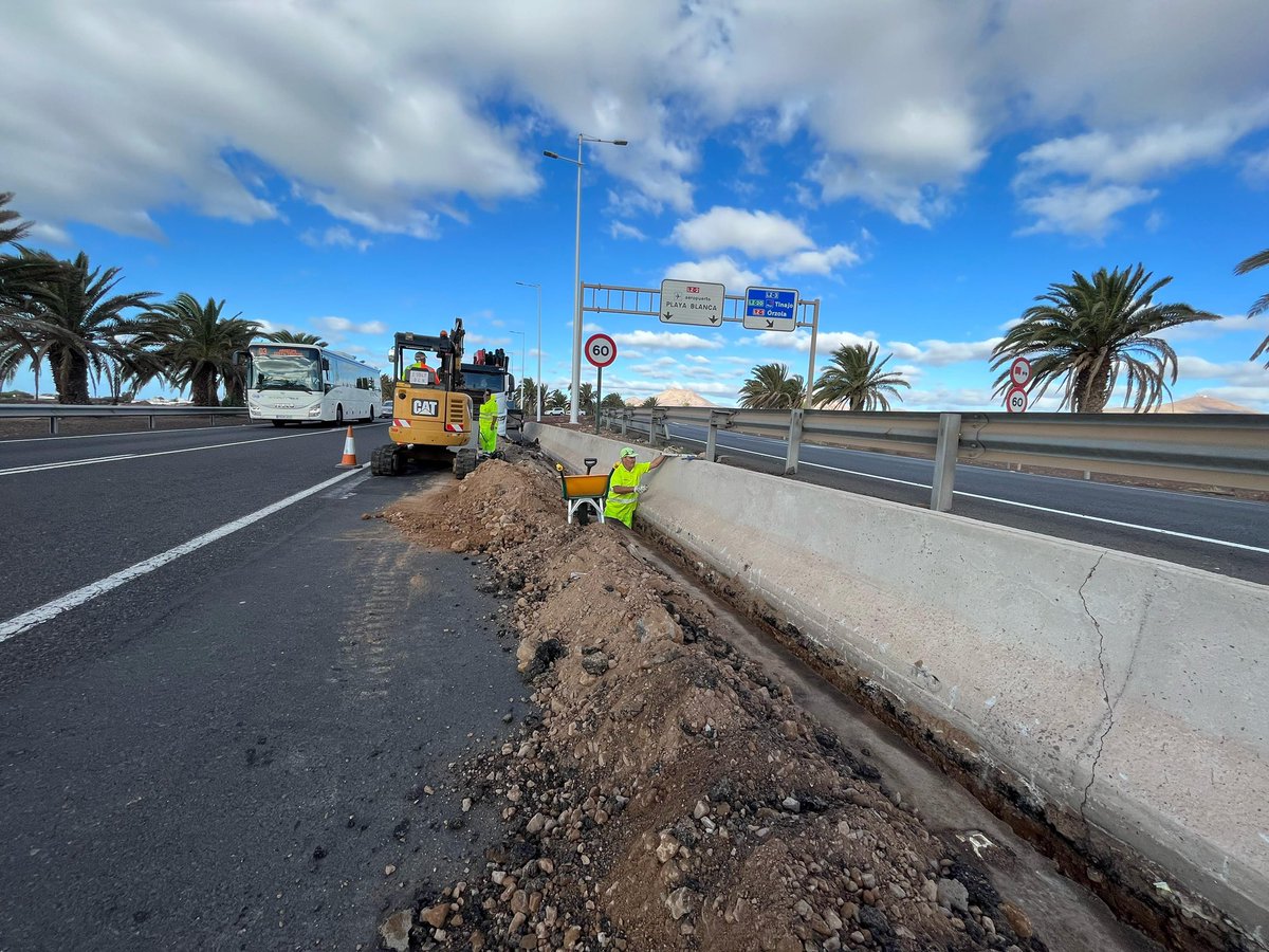jacobo_medina's tweet photo. ✅ Comienzan las obras de mejora de la red de pluviales a la entrada de Arrecife. 

➡️  Este miércoles han comenzado las intervenciones que evitarán posibles inundaciones en la temporada de lluvias. 

🤝 Quiero pedir disculpas a los conductores por las molestias ocasionadas. https://t.co/b8S8qlW3Q8