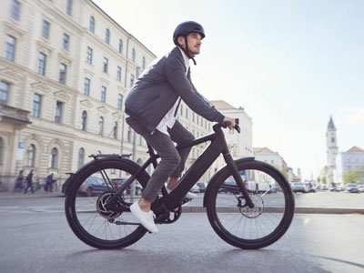 Hoewel het totaal aantal verkochte fietsen in 2022 in Nederland met zeven procent daalde, nam het aantal verkochte e-fietsen en speedpedelecs toe. Dit blijkt het jaarlijkse overzicht van verkoopcijfers van Bovag en RAI Vereniging. Lees hier het artikel: fietsberaad.nl/Kennisbank/Ver…