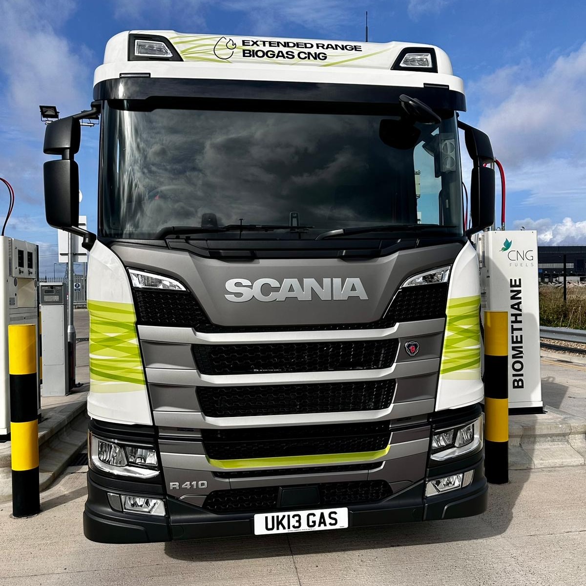 ScaniaUK's tweet photo. Our state-of-the-art Scania R 410 CNG 4x2 unit, an extended-range gas truck, temporarily set up camp at @broughtontpt, who thoroughly tested its performance to unveil its capabilities.

#ScaniaR410 #DrivingTheShift https://t.co/6WjBLvtirS