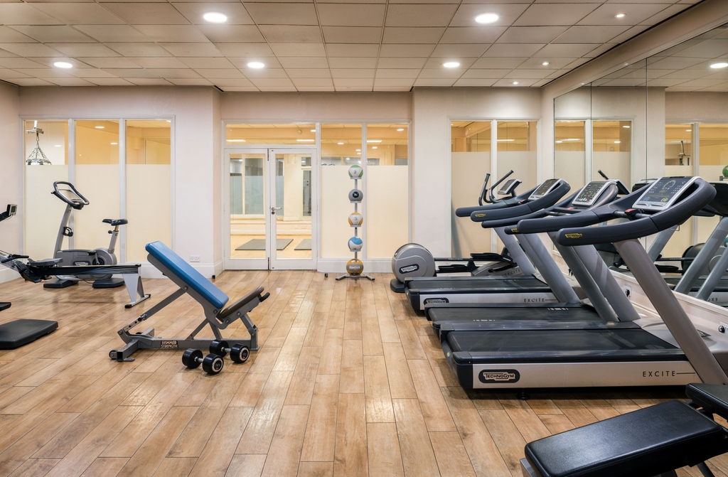 Make full use of our state-of-the-art fitness gym, providing a wide array of cardio machines and exercise equipment, which is exclusive to our hotel guests to access 24/7.⁠ ⁠ #renheathrow #hotelgym #workout #fitness #gym