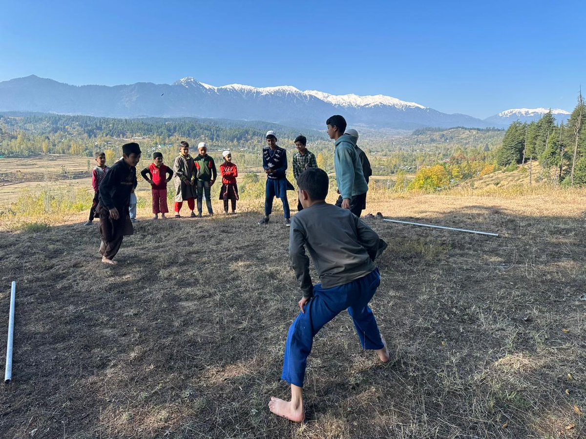 kasheer_w's tweet photo. "Dangiwacha Army Camp organised a heartwarming trek in Boinbal, fostering connections with local communities. 23 eager children and 3 dedicated teachers from Rawoocha Madrassa joined in the adventure. 🏞️🌟 #CommunityEngagement #TrekkingFun" https://t.co/D8xl1u0bEM