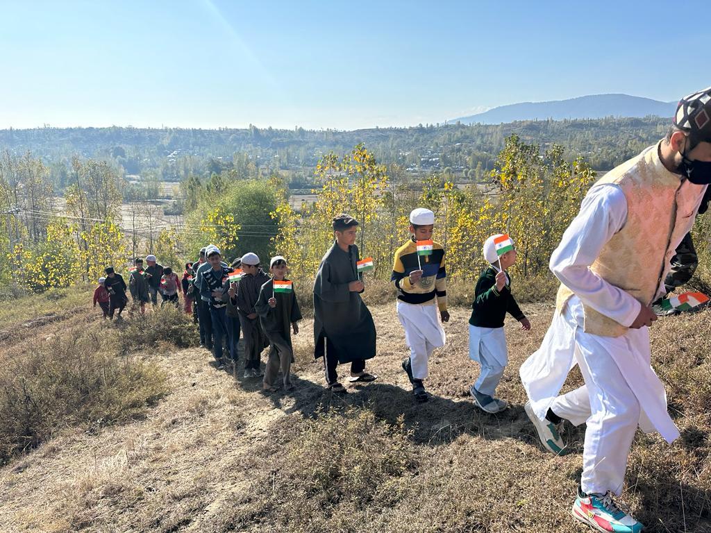 kasheer_w's tweet photo. "Dangiwacha Army Camp organised a heartwarming trek in Boinbal, fostering connections with local communities. 23 eager children and 3 dedicated teachers from Rawoocha Madrassa joined in the adventure. 🏞️🌟 #CommunityEngagement #TrekkingFun" https://t.co/D8xl1u0bEM