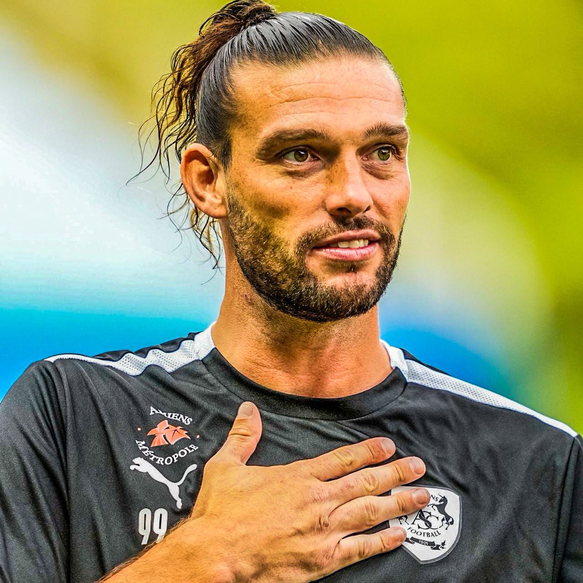 eurofootcom's tweet photo. 🏴󠁧󠁢󠁥󠁮󠁧󠁿🇫🇷 Andy Carroll on life at Amiens: "I can go into a bakery and buy a pain au chocolat without anyone saying to me, 'How was the match? Can I have a photo'?"

"I feel like I'm normal. I just wanted to go out and be free, be me."

"Here, I can take my children to the zoo and they don't say 'come dad' while people ask for photos or autographs."

"There's a little pub around the corner where I went with other boys to watch a PSG match! What a game! Nobody said anything to me." 

🔗 Mail Sport