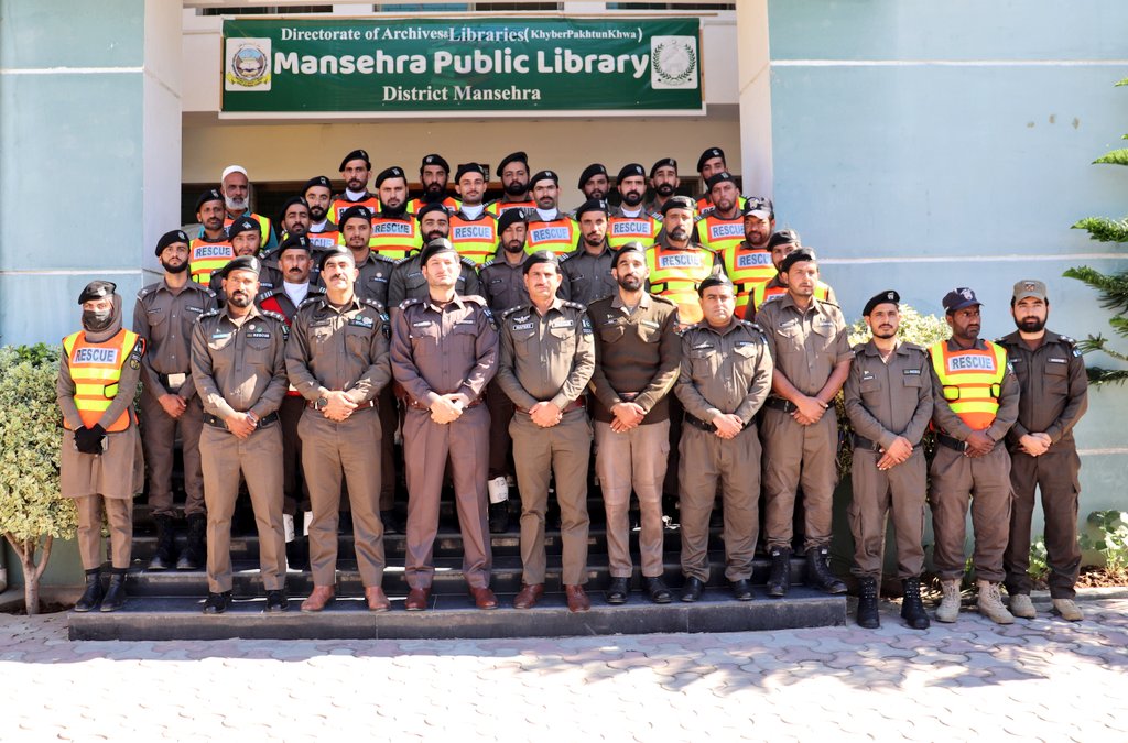 KPRescue1122's tweet photo. ڈائریکٹر جنرل ریسکیو1122 کا ضلع مانسہرہ کا دورہ

ڈائریکٹر جنرل ڈاکٹرخطیر احمد نے اہلکاروں سے ملاقات کی اور کہا کہ ریسکیو1122 کے قیام کا بنیادی مقصد عوام الناس کے جان ومال کے تحفظ کو یقینی بنانا ہے
ریسکیو1122 مصیبت میں پھنسے لوگوں کے پاس پہنچ کر خدمات فراہم کرتے ہیں https://t.co/Tz7x14MGLQ