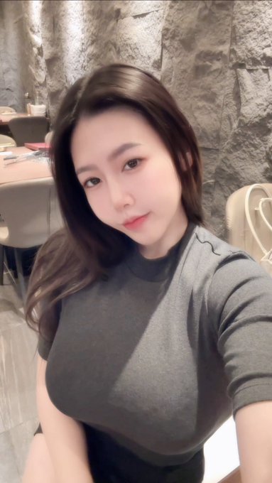 包緊緊的這種 你們喜歡嗎🖤 https://t.co/cDicGjy3g0