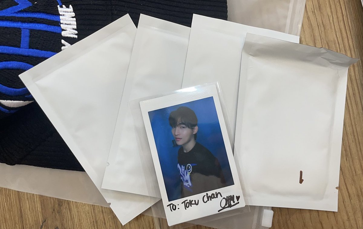 Hayasi168's tweet image. ohmthitiwat 中国liveイベントグッズ

先頭の、きた

サイン付きチェキ付く

#OhmFluke 
#CloseFriend
#ViuOriginal 
#OhmThitiwat  #Fluke_Natouch