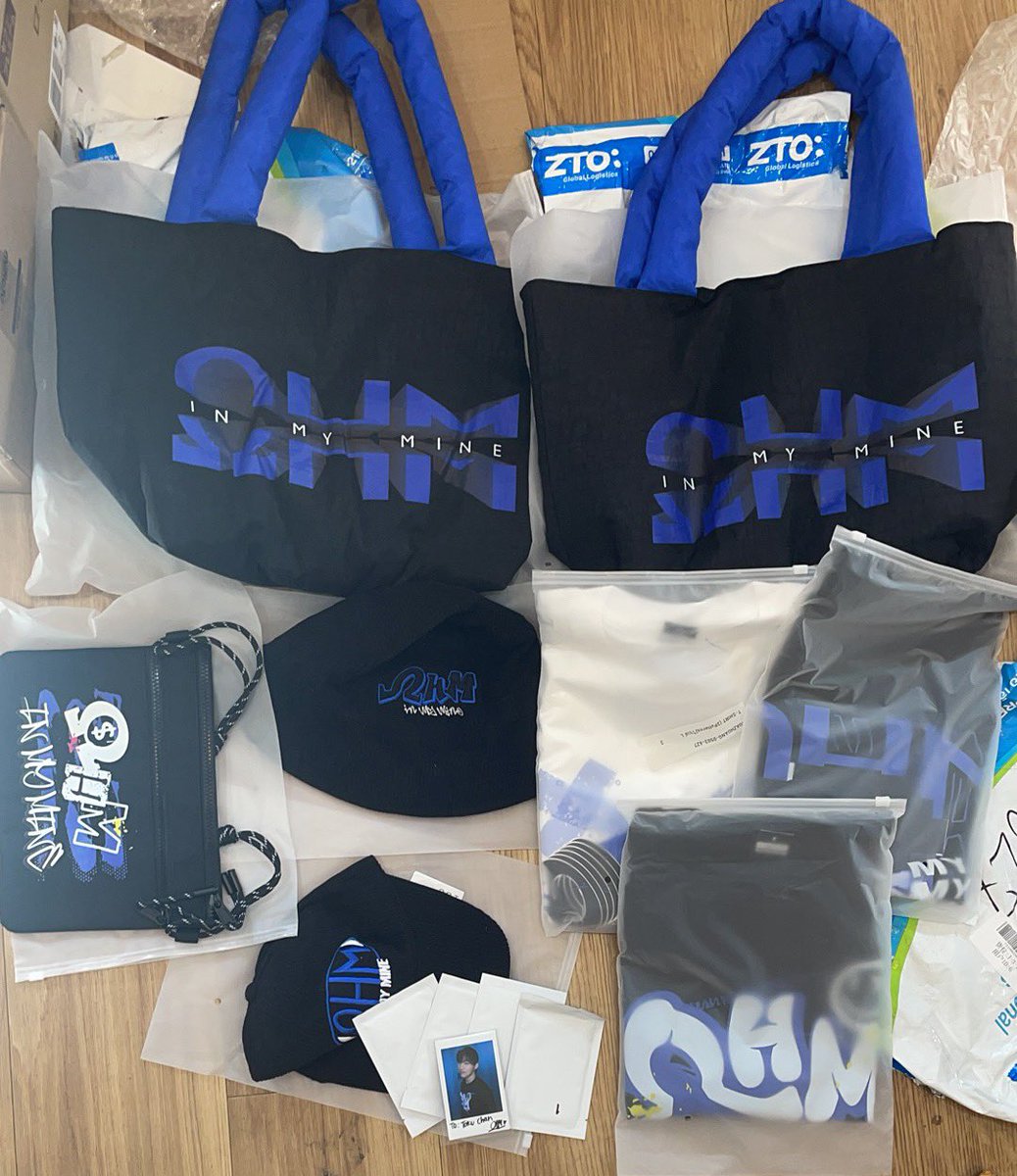 Hayasi168's tweet image. ohmthitiwat 中国liveイベントグッズ

先頭の、きた

サイン付きチェキ付く

#OhmFluke 
#CloseFriend
#ViuOriginal 
#OhmThitiwat  #Fluke_Natouch