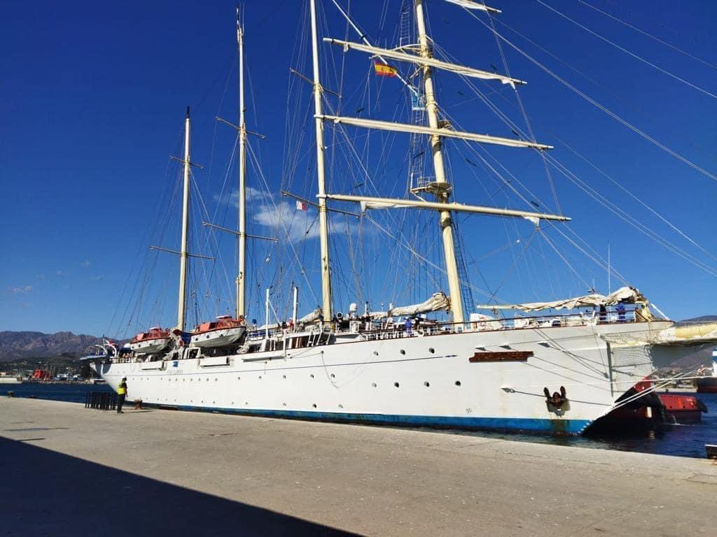 PepeGaFuentes's tweet photo. Ha hecho escala en el @puertodemotril el crucero #StarClipper, un clásico de nuestro puerto para amantes de la navegación más auténtica .
Un impresionante y exclusivo #velero de 110 m. de eslora y capacidad para 170 pasajeros
#turismo
#crucerosdelujo https://t.co/1y2cjtGkhO
