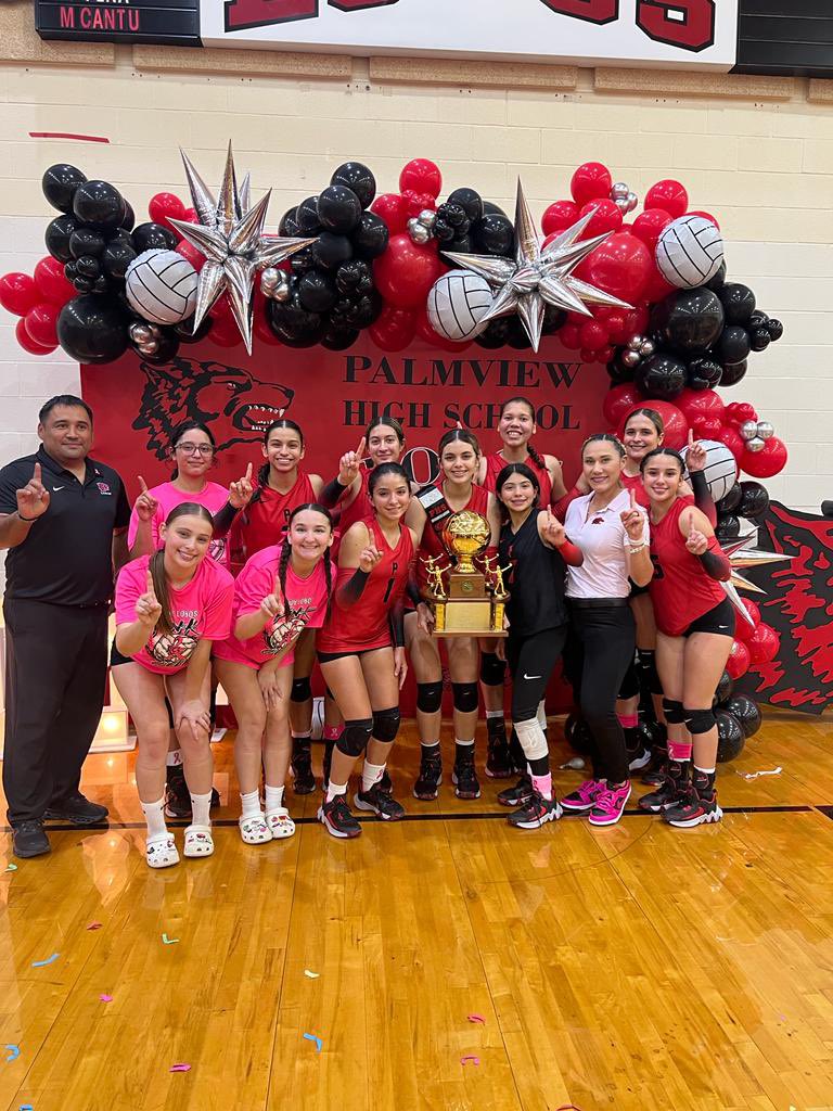 VolleyballLobos's tweet image. Lady Lobos 30 5A District Champions!!!