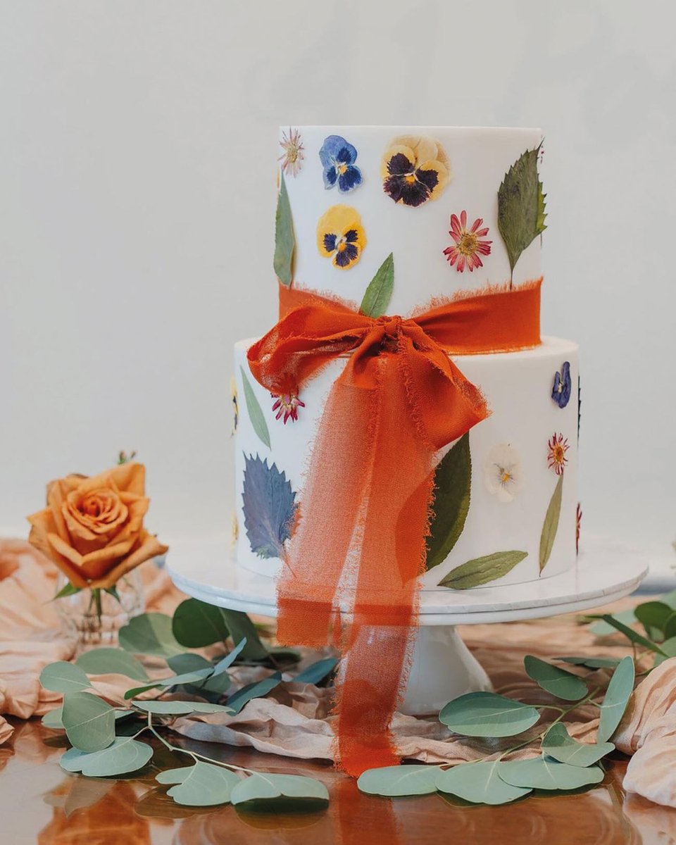 LET'S EAT CAKE 🧁 Your wedding cake is SO much more than a sweet treat to round off your wedding breakfast. It will encapsulate the style of your wedding – and delight your guests to boot.

So make your wedding cake a standalone feature of the day and give it the attention an