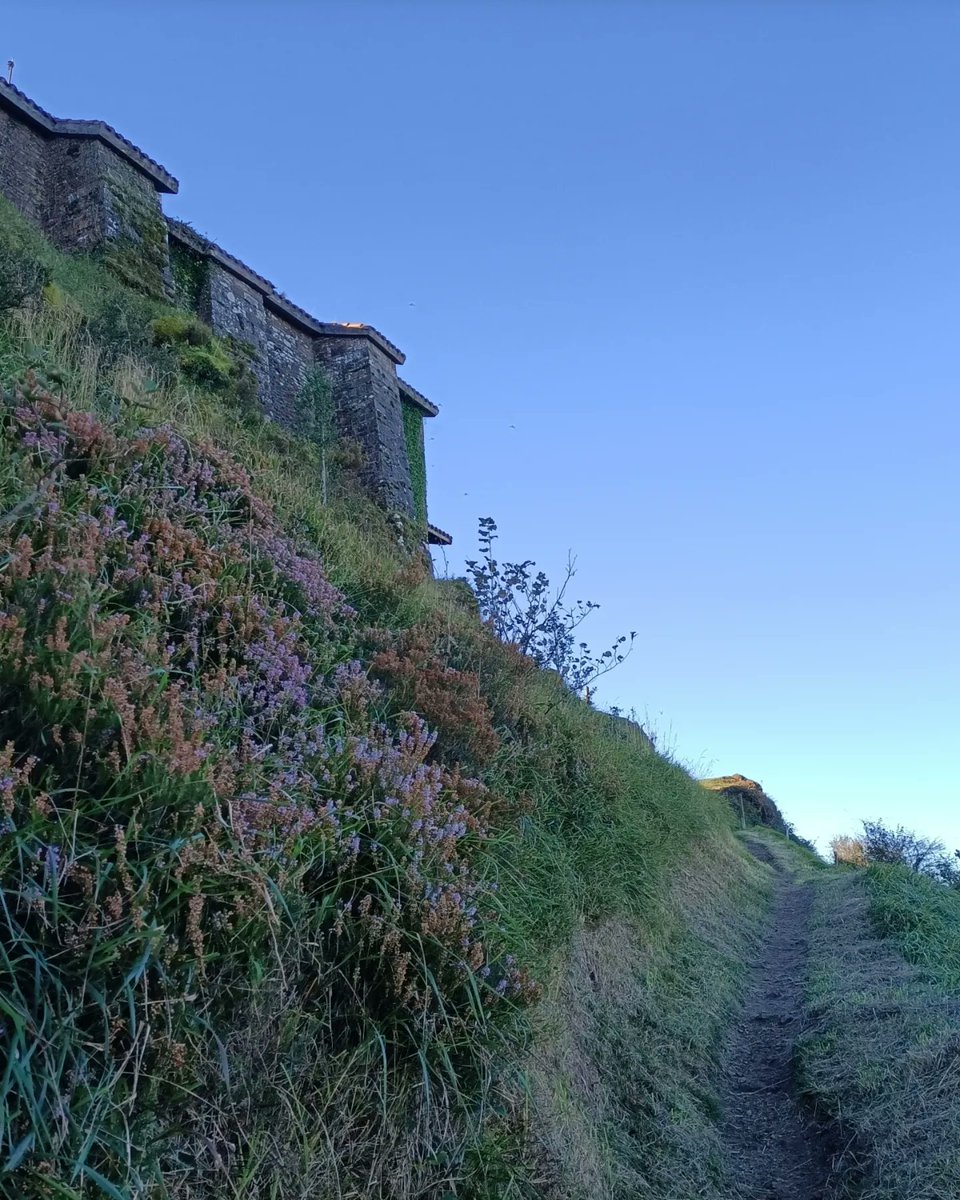 mendira_eus's tweet photo. 📢Nueva ruta en la web:
⛰️ Kolitza (883 m)
🏘️Desde Balmaseda 
📏5,6 km
🔼680 m
Más fotos, mapa y track: https://t.co/QdOgKdgNho
#mendira #euskalmendiak #mendiak #montes #montaña #trekking #senderismo #kolitza #balmaseda #bizkaia #euskadi #euskalherria #enkarterri https://t.co/mcLHA0eDkV
