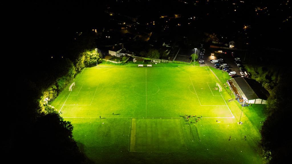 ShrewtonUnited's tweet image. A massive thank you to the 114 in attendance last night. Our record attendance this season. We hope you enjoyed your trip &amp;amp; hope to see you all again soon. ⚽️

Look how good Mill Lane looks under the lights 😍 

A special night 💜

Thanks to Ant Robinson for these amazing drone…